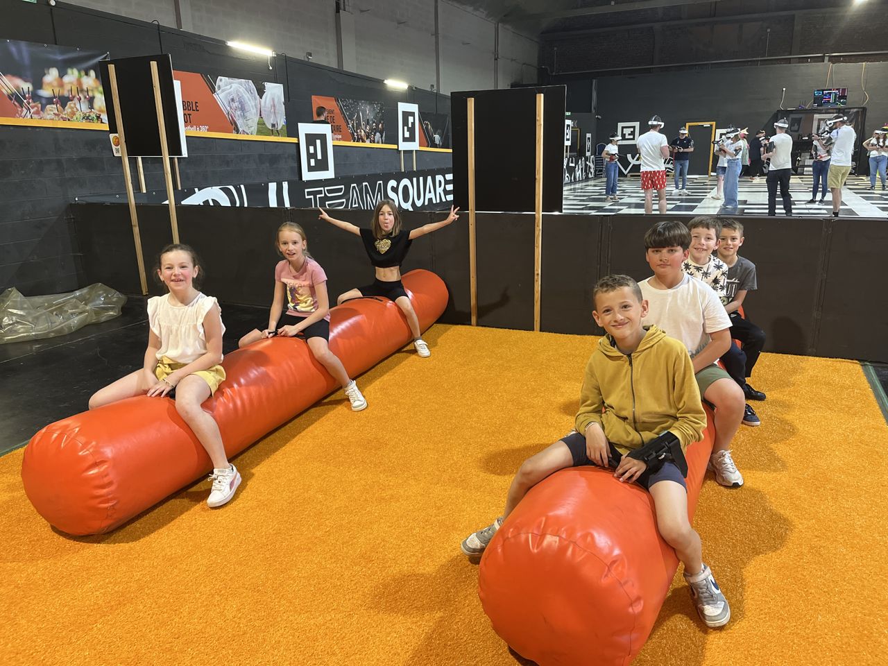Des enfants s'amusent sur les jeux du parc Team Square